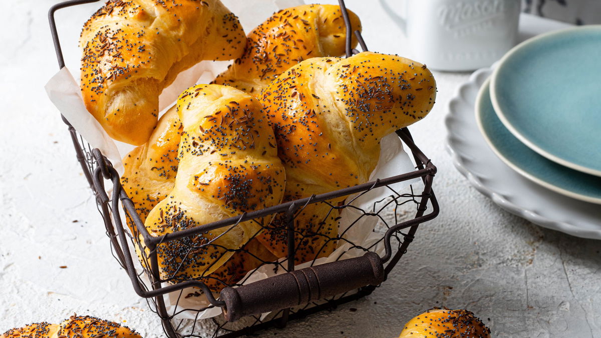 Rezept für Kümmelhörnchen mit Mohn  - für alle, denen einfache Milchbrötchen zu langweilig sind