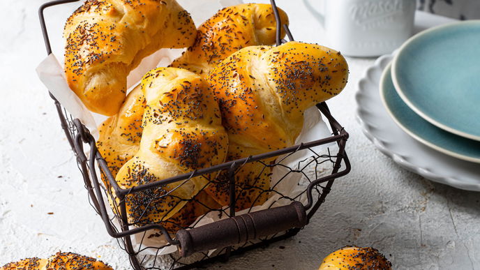 Rezept für Kümmelhörnchen mit Mohn  - für alle, denen einfache Milchbrötchen zu langweilig sind