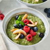 Unser Rezept für den Matcha-Chia-Pudding wird mit frischen Beeren & gerösteten Kokoschips verfeinert