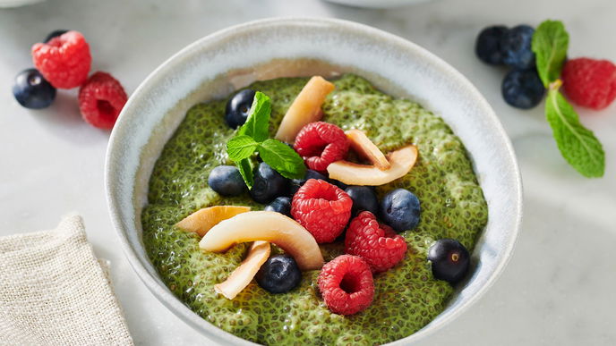 Unser Rezept für den Matcha-Chia-Pudding wird mit frischen Beeren & gerösteten Kokoschips verfeinert