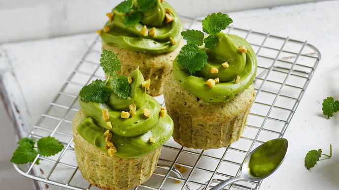 Rezept für Matcha-Mandel-Cupcakes - für jede Hobbybäckerin, deren Lieblingsfarbe Grün ist
