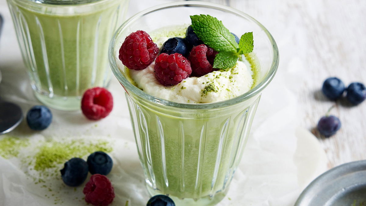 Rezept für Matcha-Panna-Cotta mit Beeren - der italienische Klassiker mal anders!