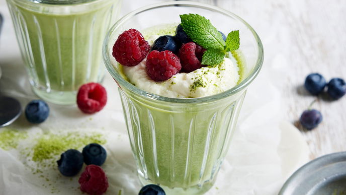 Rezept für Matcha-Panna-Cotta mit Beeren - der italienische Klassiker mal anders!