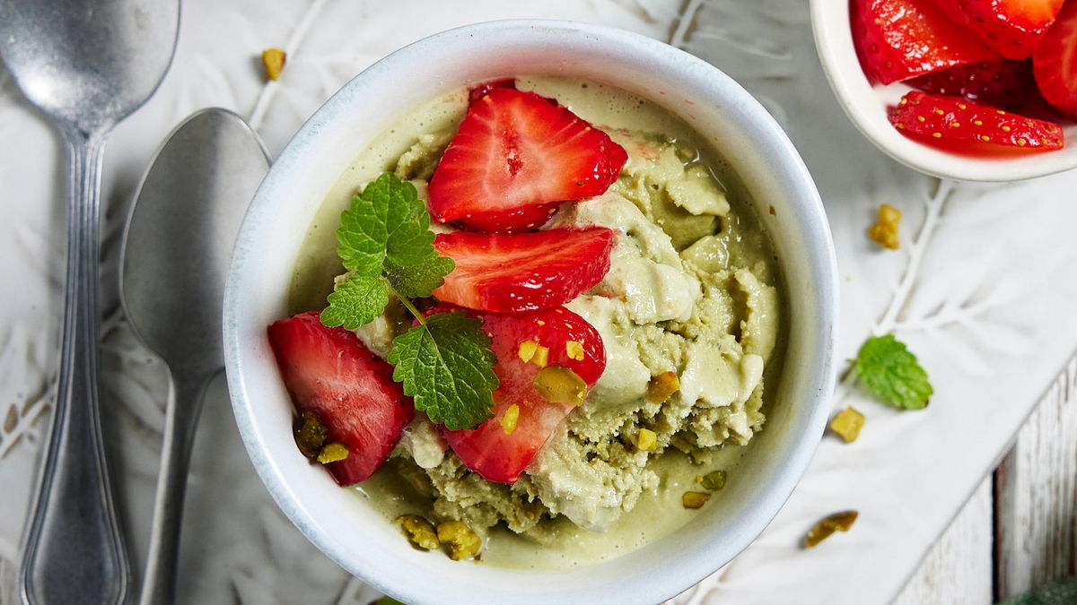 Matcha-Pistazien-Eis mit frischen Erdbeeren: Trend-Rezept für den Sommer 2025