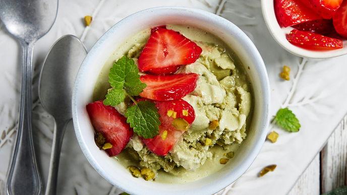 Matcha-Pistazien-Eis mit frischen Erdbeeren: Trend-Rezept für den Sommer 2025