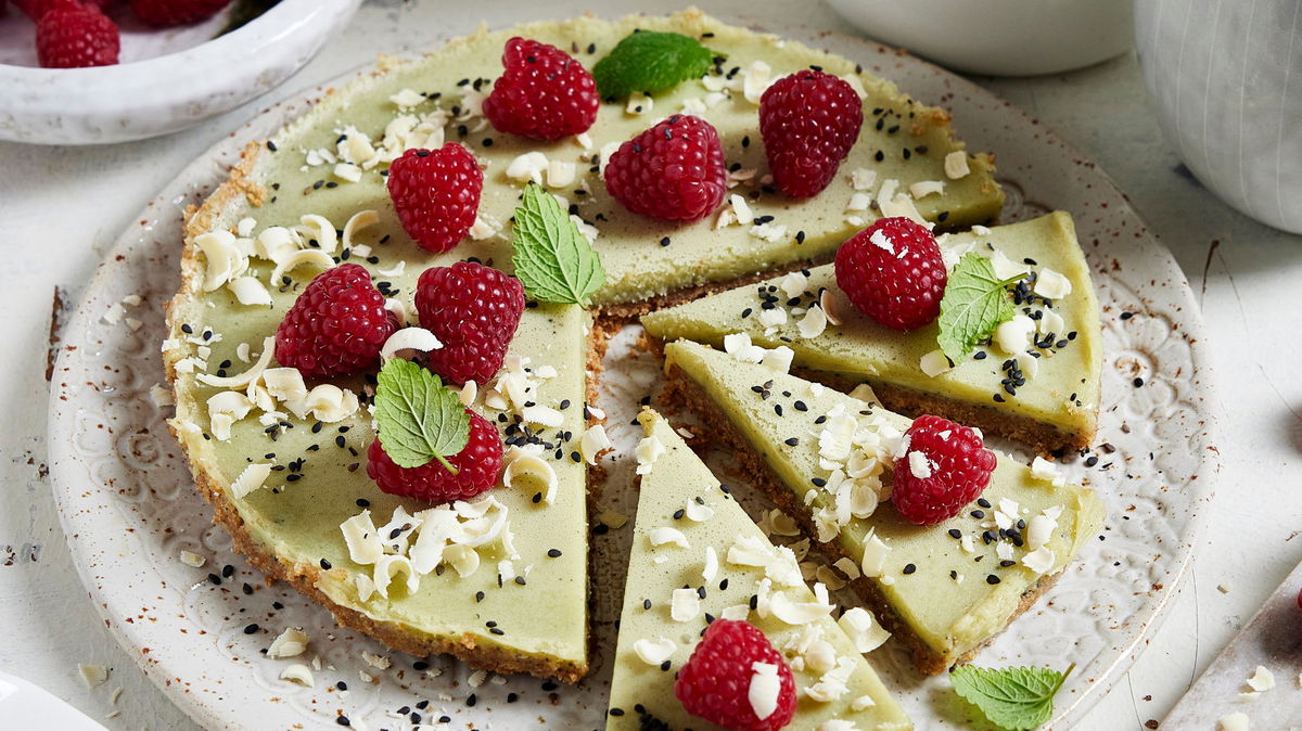 Matcha-Schokoladen-Tarte mit Himbeeren: Leckeres Kuchen-Rezept mit dem Grünteepulver