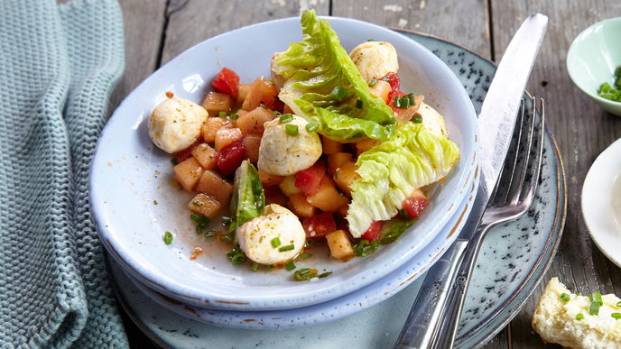 Unser Rezept für den Melonensalat mit Mozzarella schmeckt nach La Dolce Vita - und macht schlank!