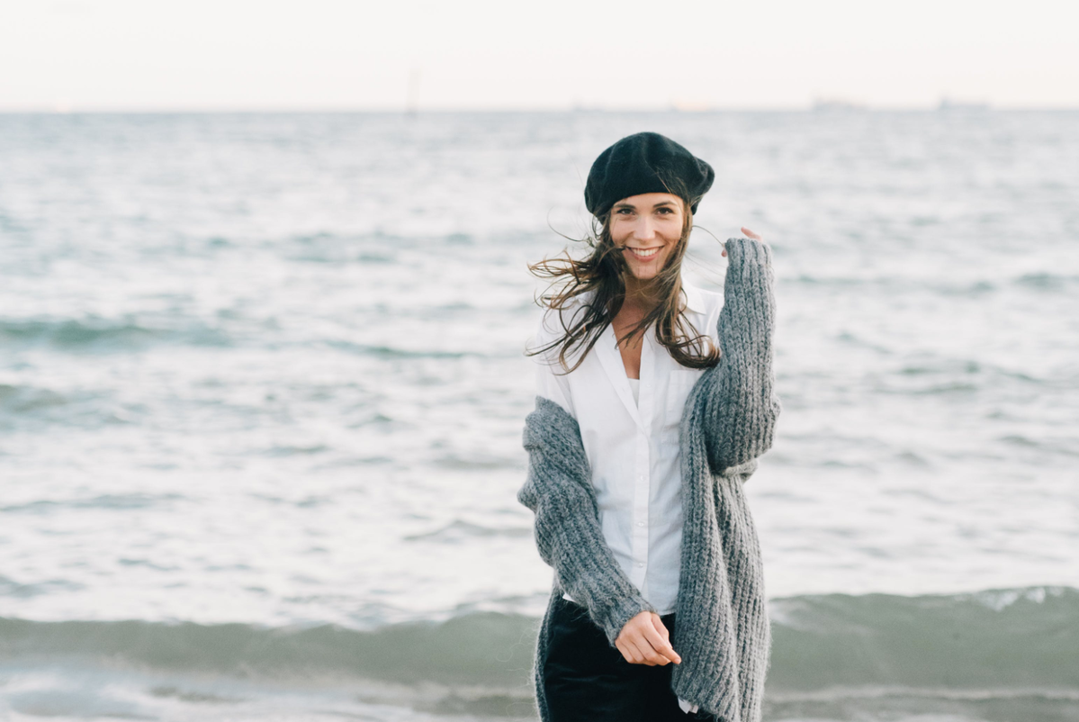 Frau mit selbst gestrickter Oversize-Strickjacke