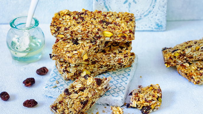 Rezept für Pistazien-Cranberry-Riegel mit Haferflocken: Unser gesunder Snack für zwischendurch