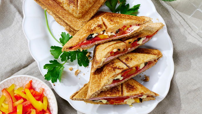 Schnelles Rezept für Pizza-Sandwich mit Paprika & Schinken: Der Italienische Klassiker mal anders