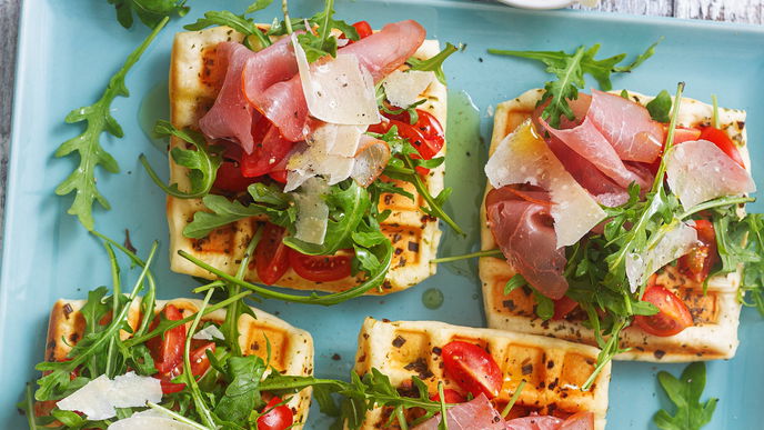 Herzhaftes Rezept für Pizza-Waffeln mit Parmaschinken & Rucola für Italien-Fans