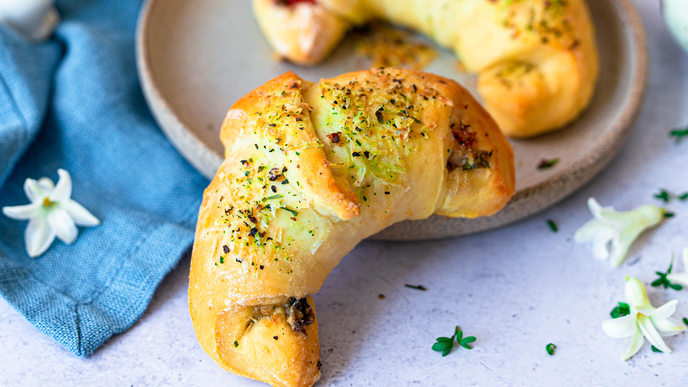 Pizzateig-Croissants mit herzhafter Füllung: Das Blitz-Rezept aus Fertigteig 