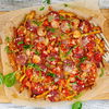 Einfaches Rezept für Pommes-Pizza mit Salami & Mozzarella - italienischer Klassiker mal anders!