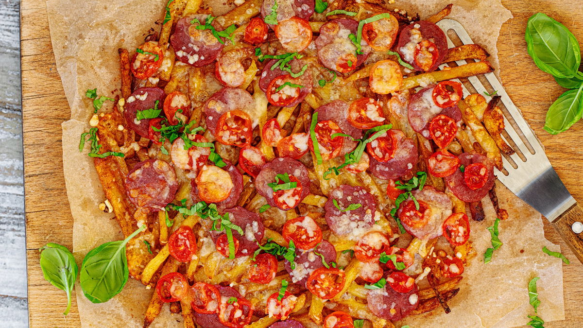 Einfaches Rezept für Pommes-Pizza mit Salami & Mozzarella - italienischer Klassiker mal anders!