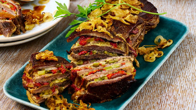 Das herzhafte Rezept für den Rouladen-Schichtbraten wird mit Bier zubereitet