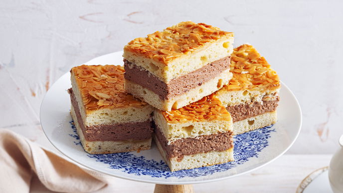 Schoko-Bienenstich: Ein einfaches Rezept, welches uns in den Schokoladenhimmel versetzt