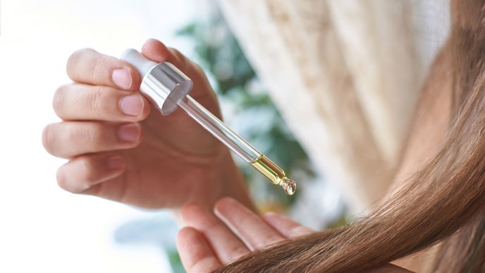Statt Haarspülung: Darum schwöre ich als Beauty-Chefin jetzt auf Apfelessig für seidiges Haar