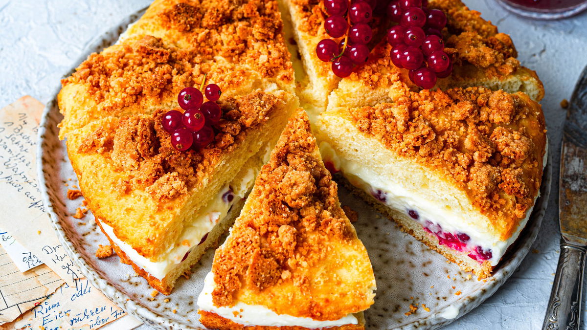 Rezept für Streusel-Bienenstich mit Johannisbeeren - ein Hingucker, der auch noch schmeckt