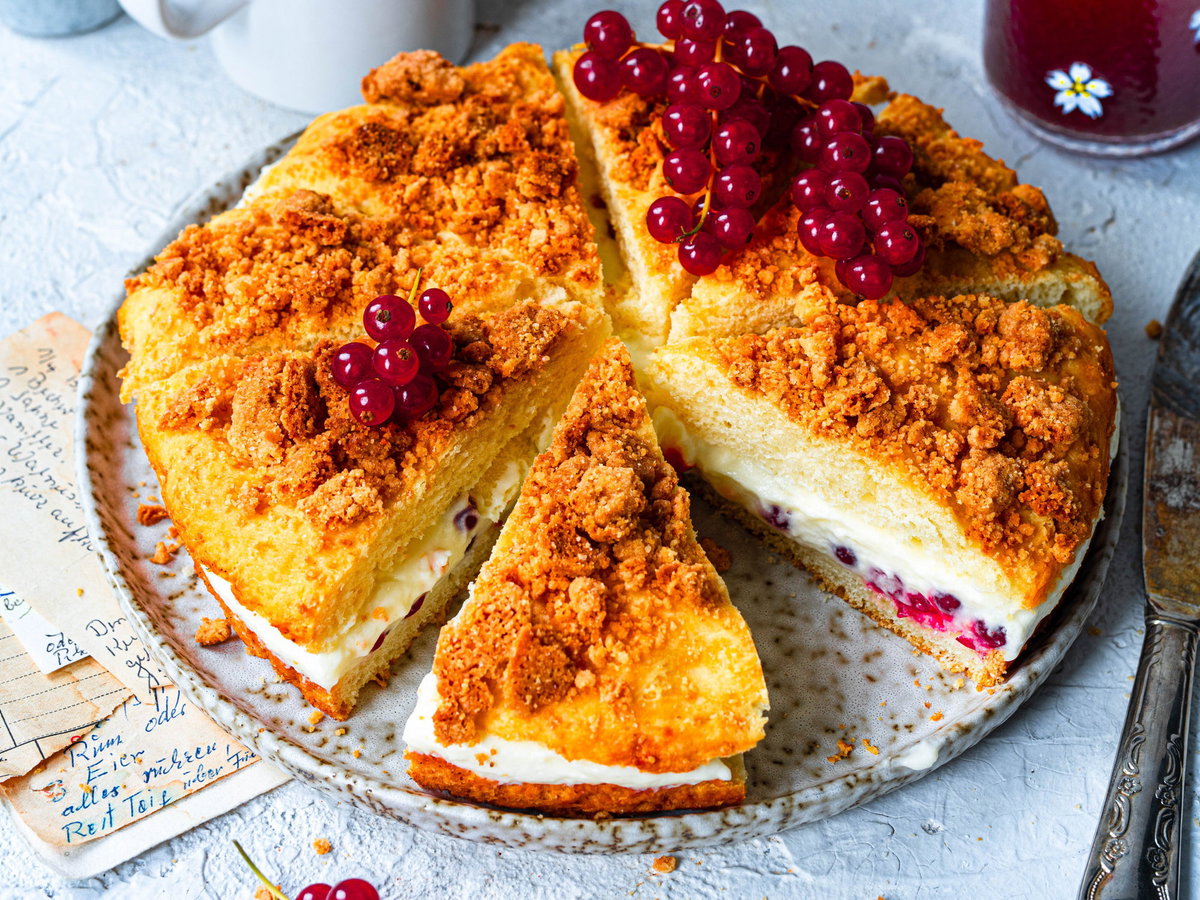 Streusel-BIenenstich mit Johannisbeeren