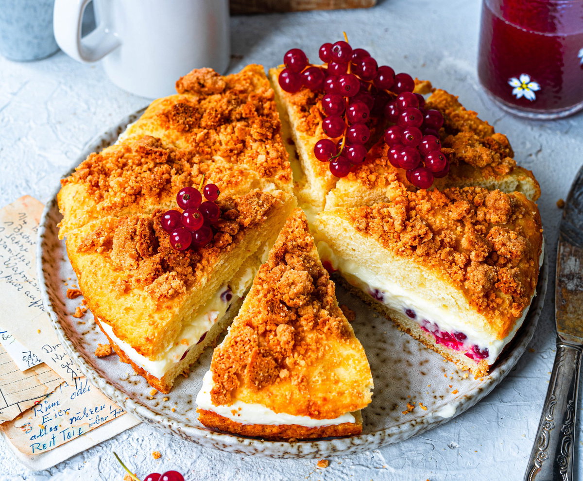 Streusel-BIenenstich mit Johannisbeeren