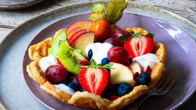 Was ein Hingucker! Das vegane Rezept für die Waffelschalen mit Obstsalat verzaubert jeden Gast