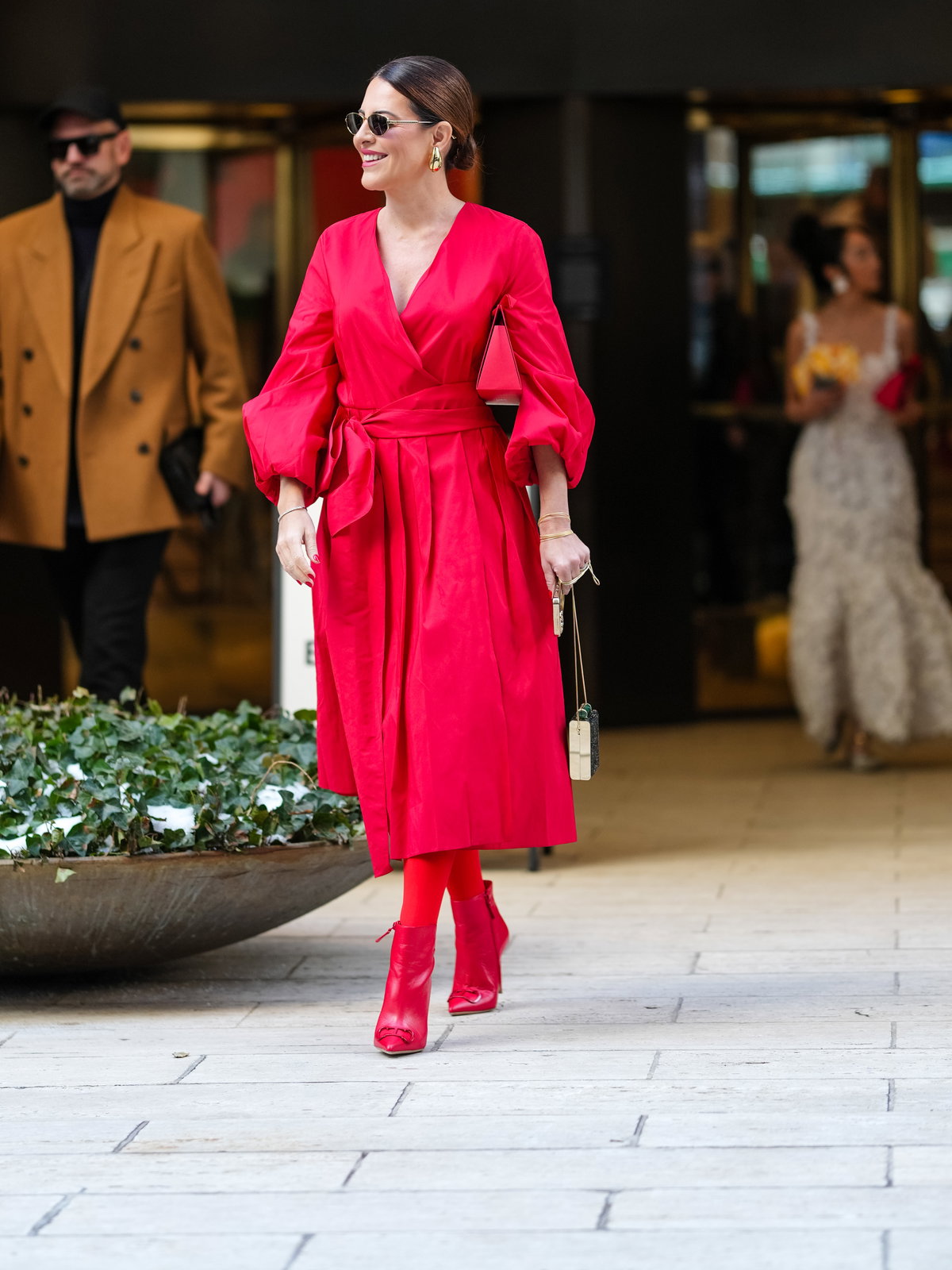 Rotes Wickelkleid Streetstyle