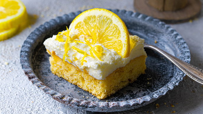 Zitronenkuchen vom Blech mit Frischkäsecreme: Einfaches Rezept für 20 Personen