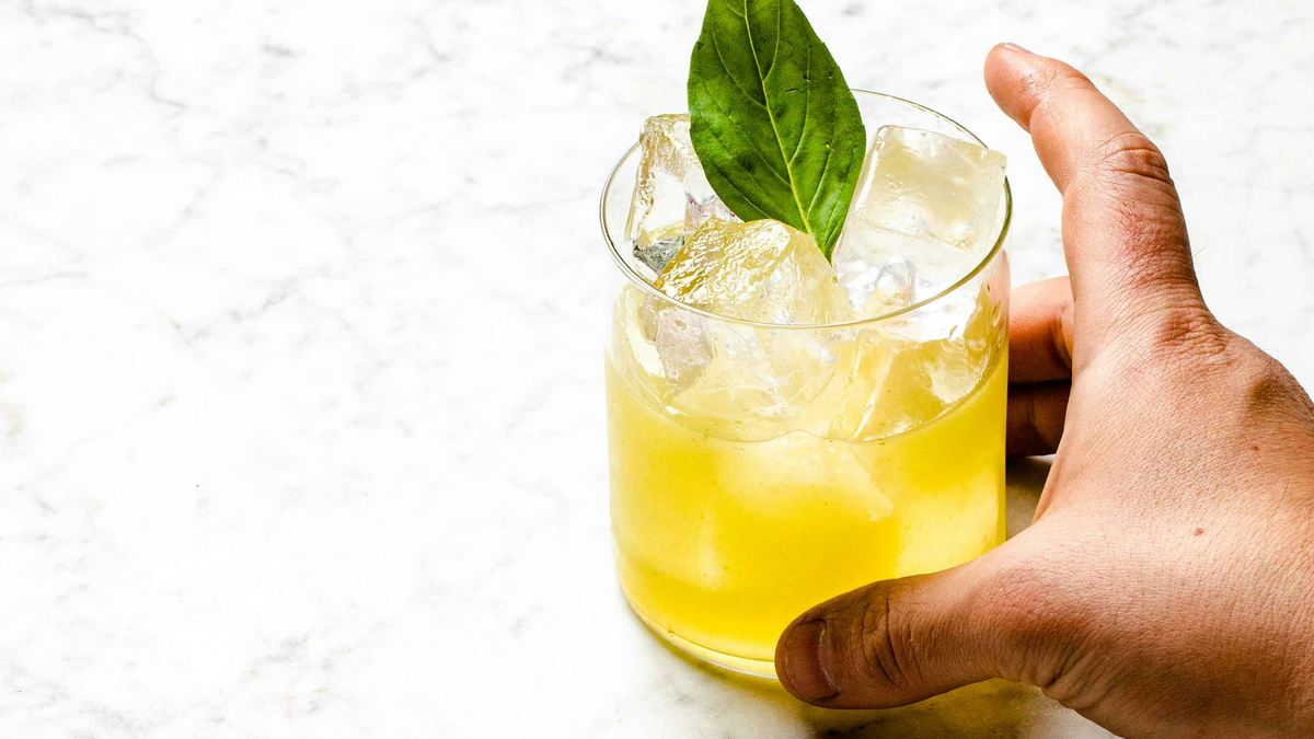 Basilikum Spritz - erfrischend-würziger Sommergenuss zum Nachmixen