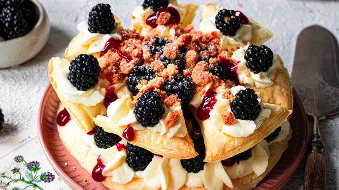 Das schnelle Rezept für die Blätterteigtorte mit Brombeeren & Streuseln ist knusprig-leicht