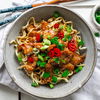 Noch Nudeln übrig? Dann machen Sie daraus unser schnelles Rezept für Bratnudeln mit Sesam