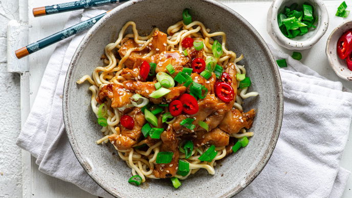 Noch Nudeln übrig? Dann machen Sie daraus unser schnelles Rezept für Bratnudeln mit Sesam