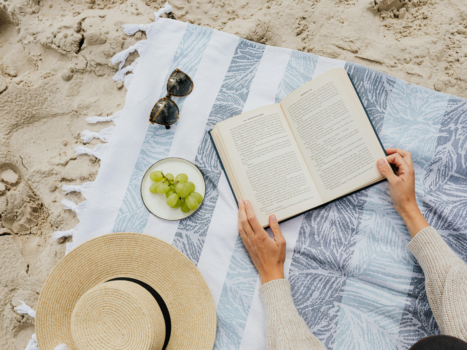 Frau liest ein Buch im Urlaub