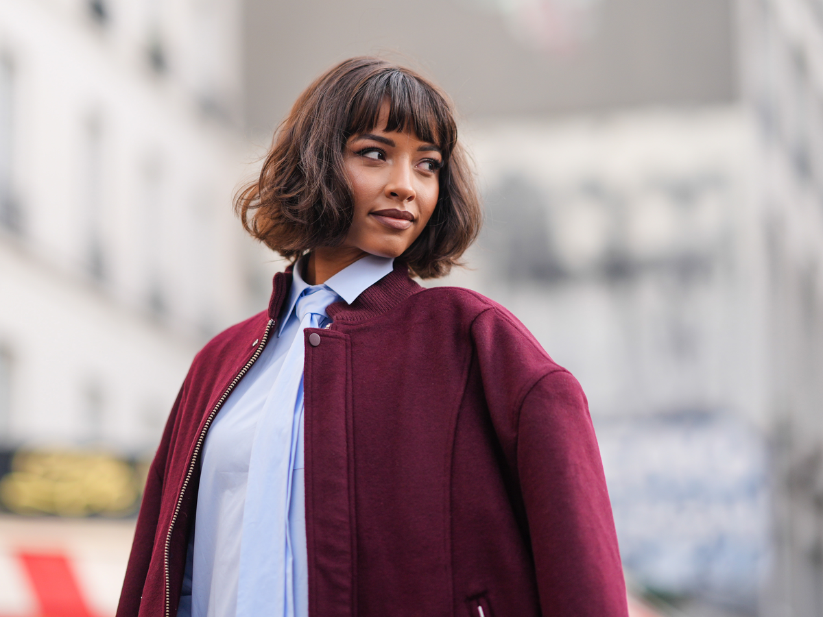 Frau mit Choppy Bob für dickes Haar