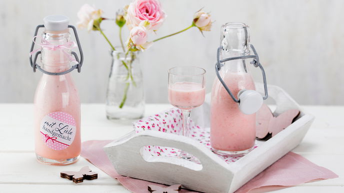 Unser Rezept für selbst gemachten Erdbeer-Sahne-Likör ist eine süße Sünde, die sich lohnt