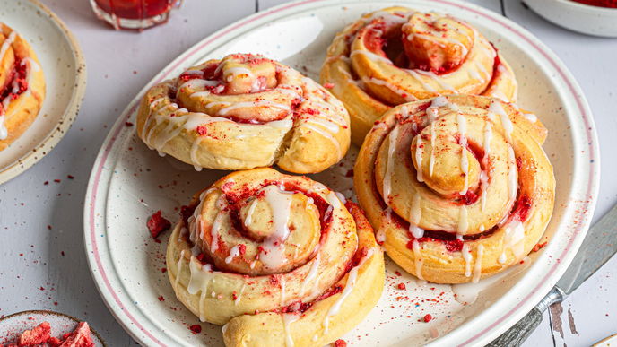 Statt Zimt: Unser Sommer-Rezept für Erdbeer-Schnecken - frisch aus dem Ofen serviert!