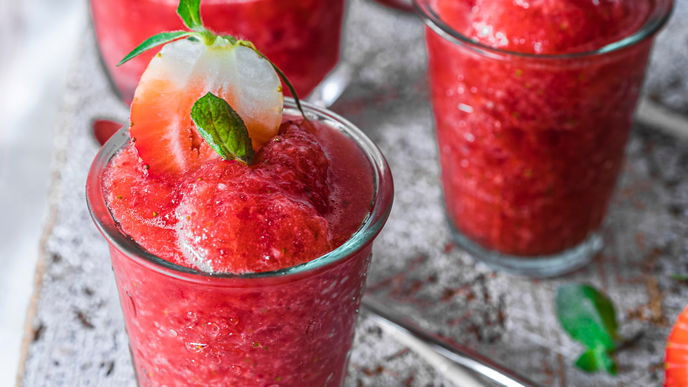 Erdbeer-Slush: Dieses sommerliche Rezept wird mit frischen Beeren & Kirschsaft zubereitet