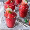 Erdbeer-Slush: Dieses sommerliche Rezept wird mit frischen Beeren & Kirschsaft zubereitet