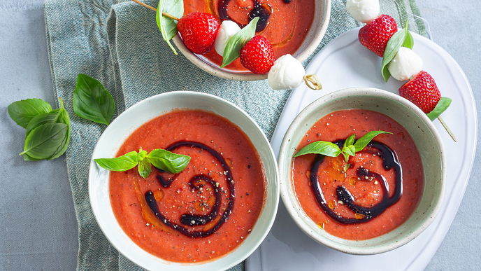 Auch kalt ein Genuss: Unser Rezept für die fruchtige Erdbeer-Tomaten-Gazpacho müssen Sie probieren