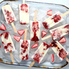 Erdbeereis am Stiel mit karamellisierten Erdbeeren, griechischem Joghurt und Honig
