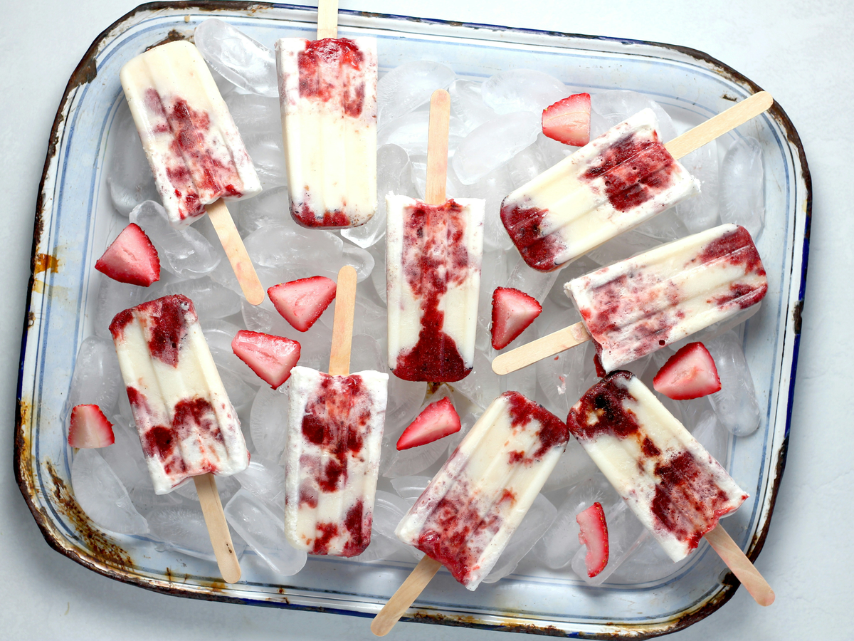 Erdbeereis mit karamellisierten Erdbeeren, griechischem Joghurt und Honig