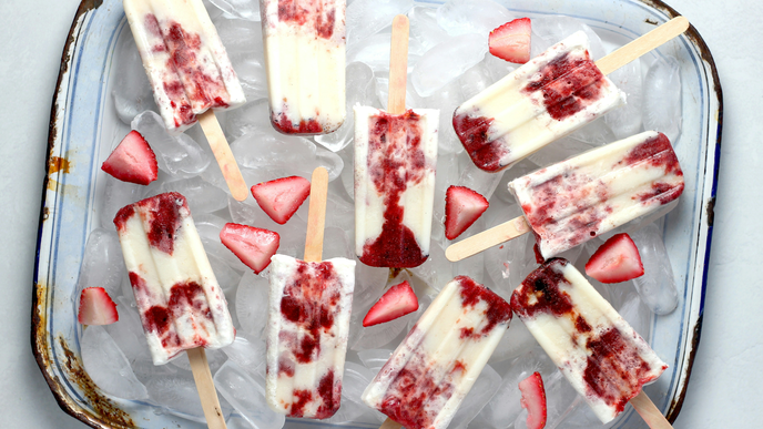 Erdbeereis am Stiel mit karamellisierten Erdbeeren, griechischem Joghurt und Honig