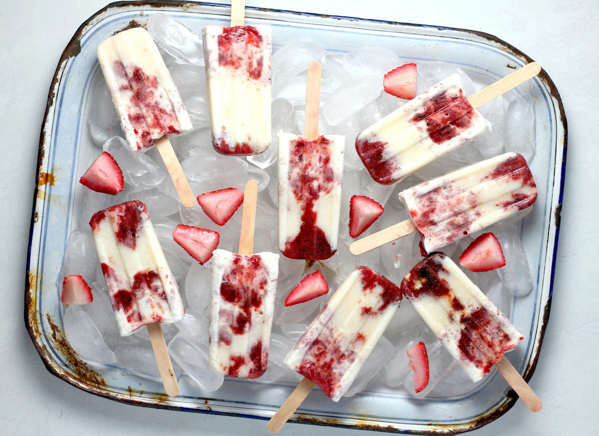 Erdbeereis mit karamellisierten Erdbeeren, griechischem Joghurt und Honig