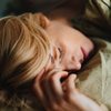 Falten am Dekolleté? Mit unseren Seitenschläfer-Tipps bleibt die Haut faltenfrei und glatt