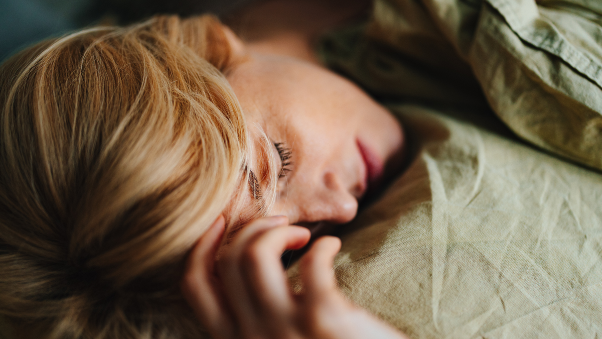 Falten am Dekolleté? Mit unseren Seitenschläfer-Tipps bleibt die Haut faltenfrei und glatt