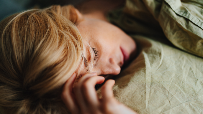 Falten am Dekolleté? Mit unseren Seitenschläfer-Tipps bleibt die Haut faltenfrei und glatt