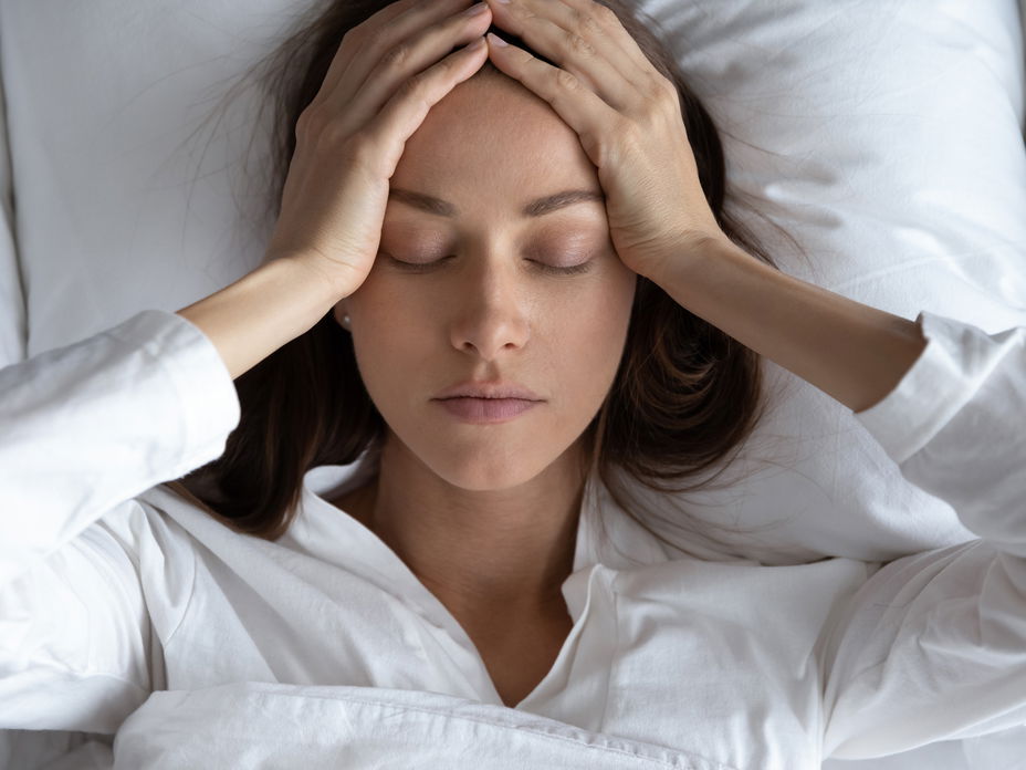 Eine junge Frau liegt im Bett