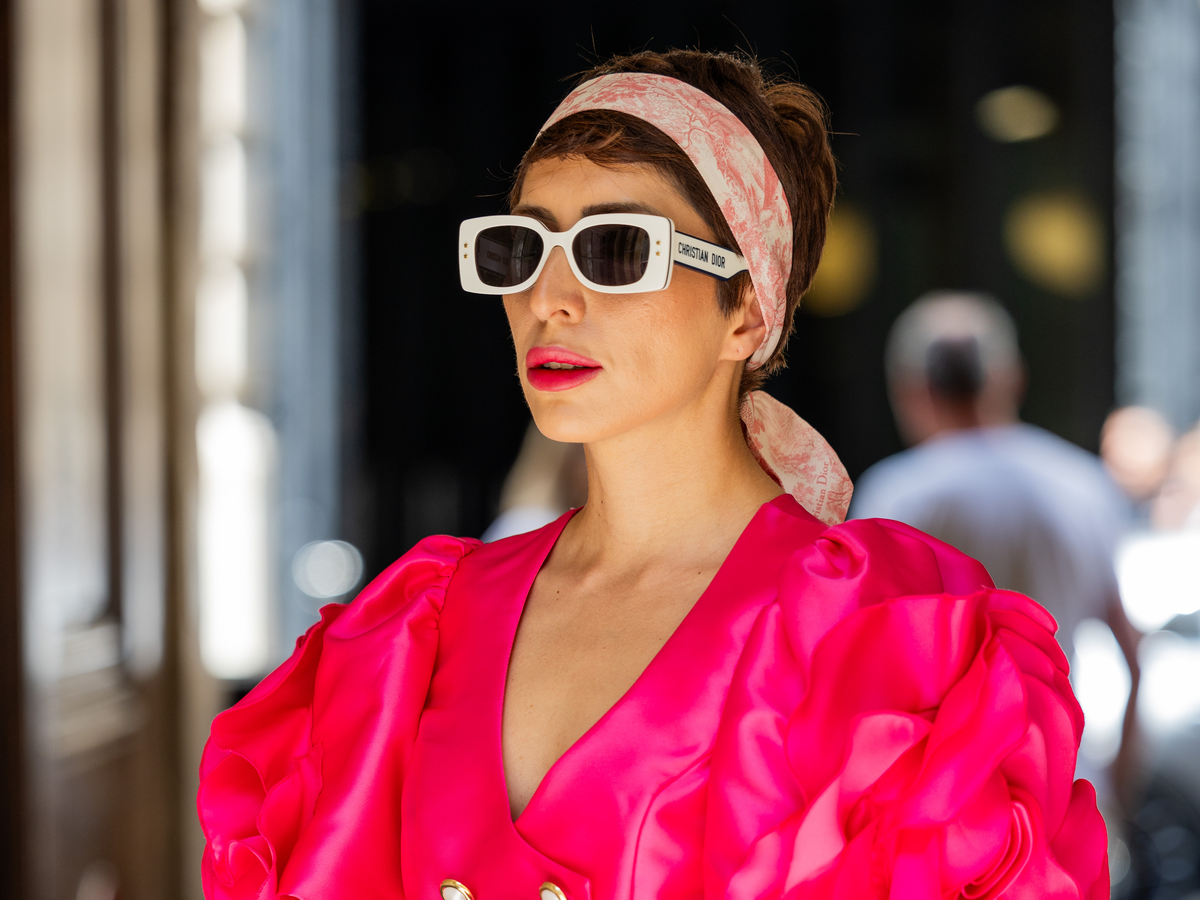 Stylistin Salome Chaboki mit Haarreif-Frisur für heiße Tage