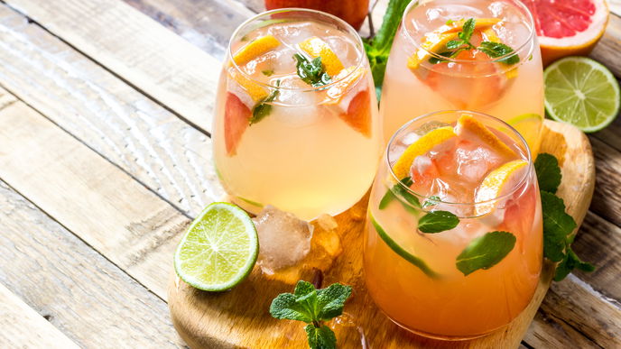Unsere alkoholfreie Grapefruit-Bowle kommt ohne Schwips aus: Sommerliches Rezept für Groß & Klein