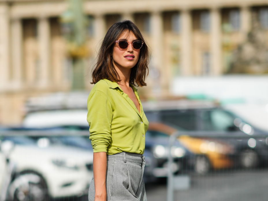 Jeanne Damas mit Haarfarbe, die Jünger macht - Mittelbraun