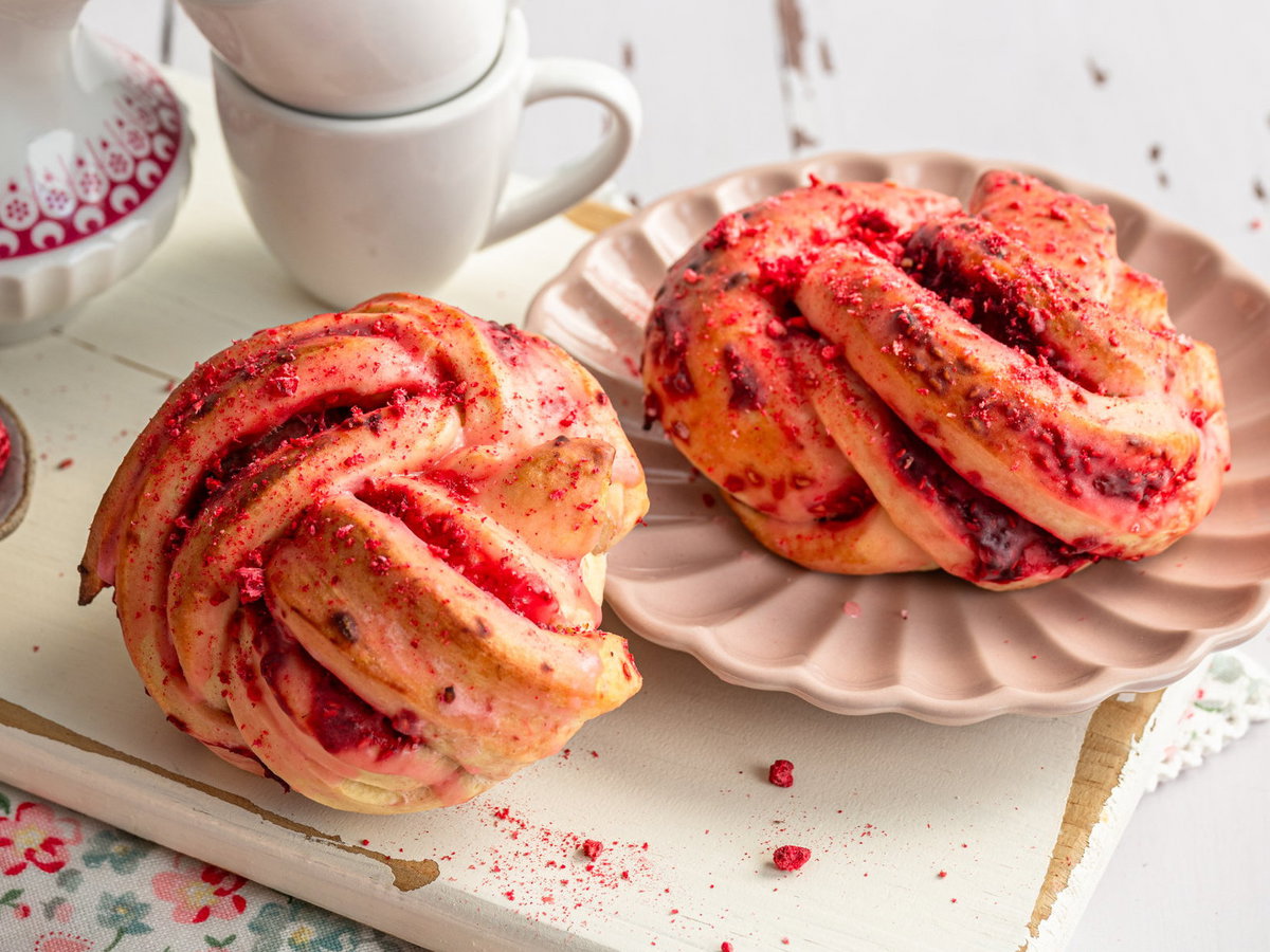 Hefekringel mit Himbeerfüllung
